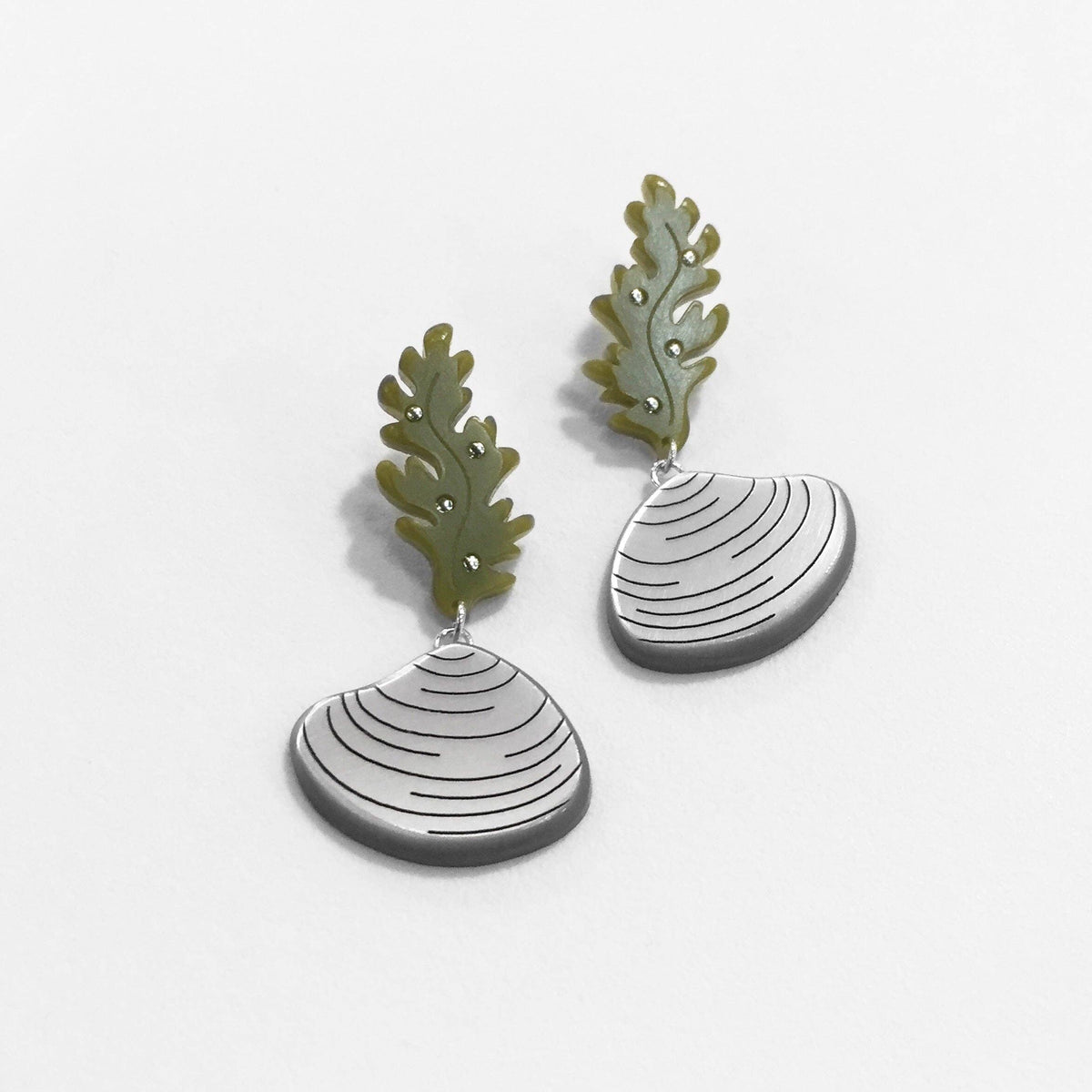 Shell with Kelp Earrings/metallic
